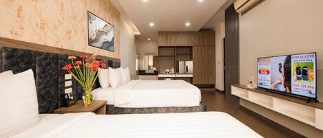 Tripla familiare, non fumatori, aria condizionata | Minibar, una scrivania, Wi-Fi gratuito, lenzuola