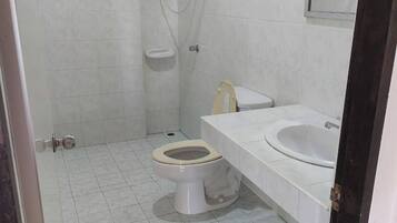 Standard Room | Bathroom | Shower, free toiletries, towels