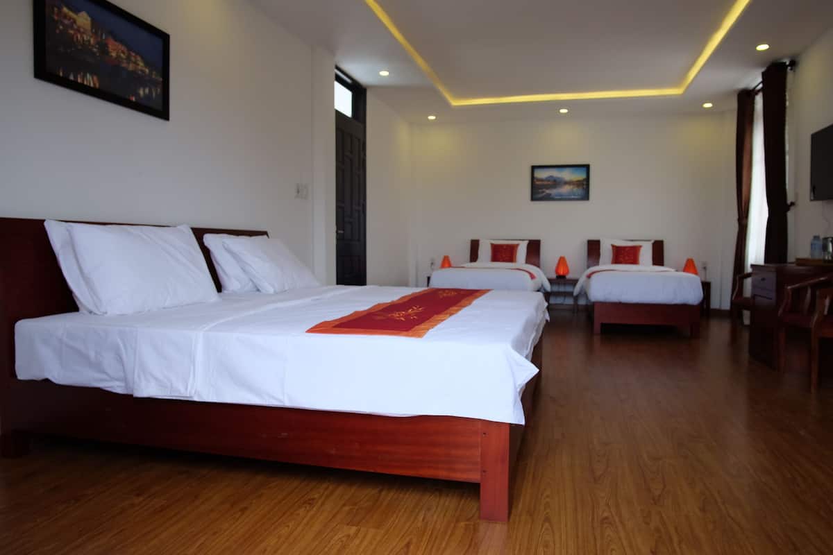 Family Room | Premium bedding, minibar, in-room safe, desk