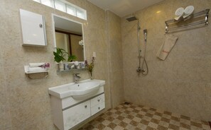 Habitación familiar | Baño | Ducha, artículos de higiene personal gratuitos y secador de pelo