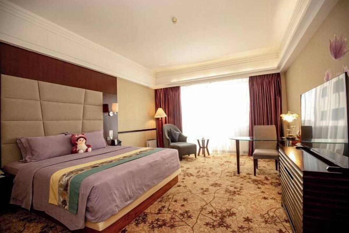 Blackout curtains, free WiFi