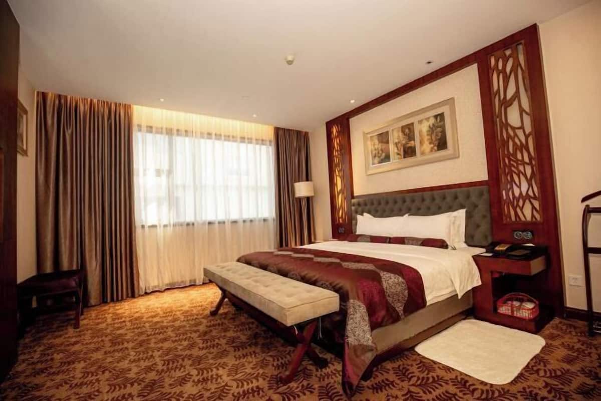 Blackout curtains, free WiFi