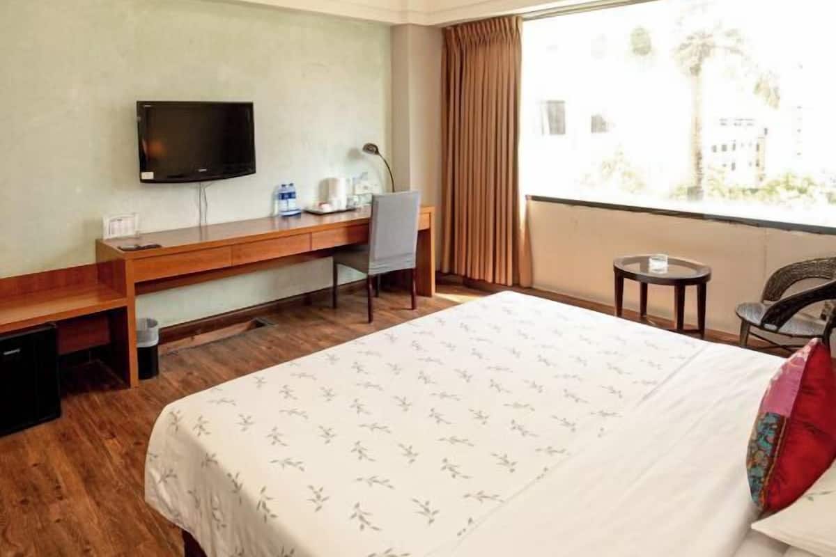 Blackout curtains, free WiFi