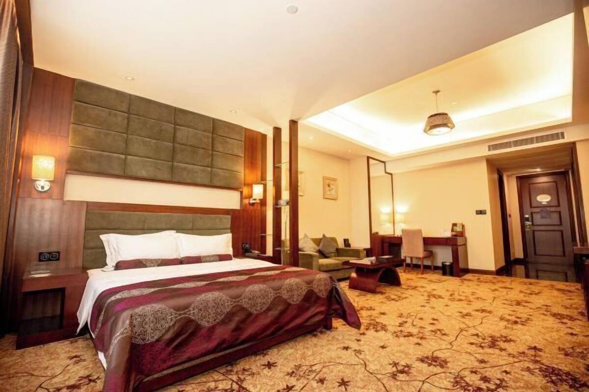 Blackout curtains, free WiFi