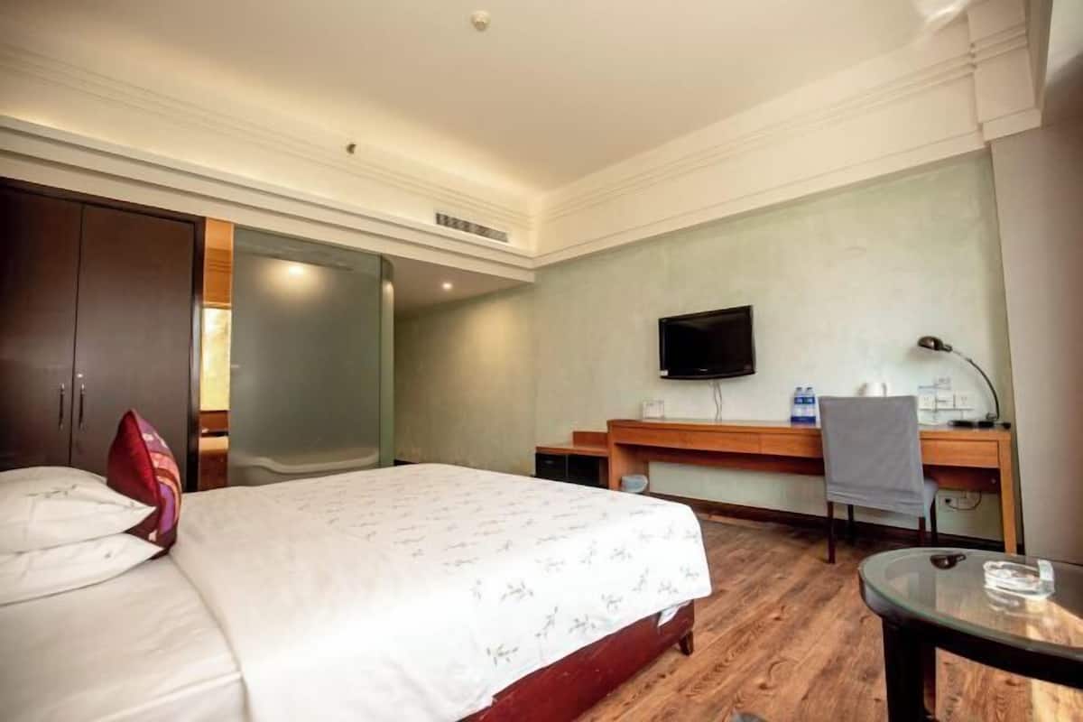 Blackout curtains, free WiFi