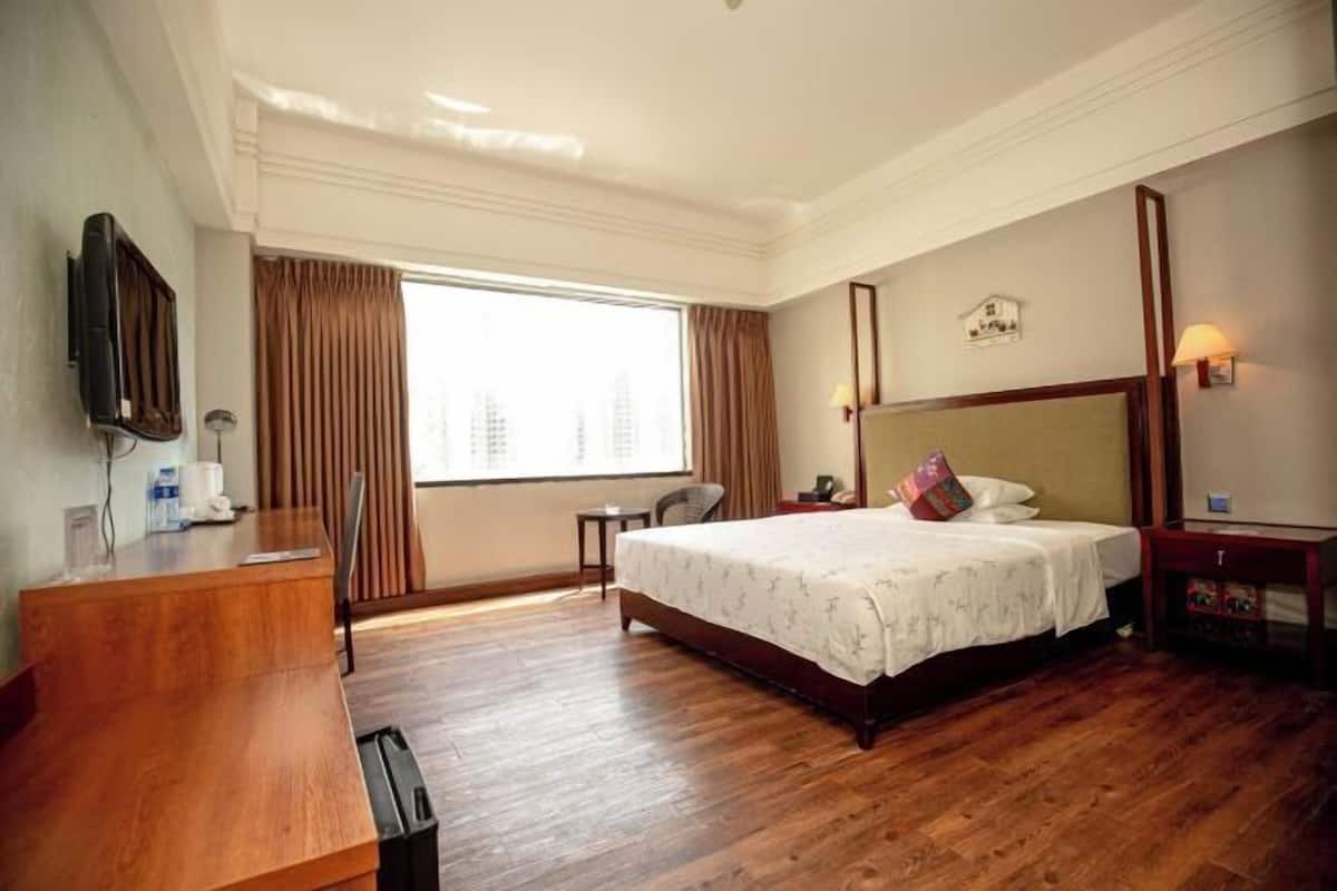 Blackout curtains, free WiFi