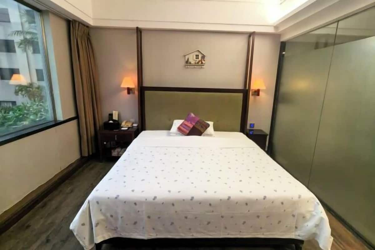 Blackout curtains, free WiFi
