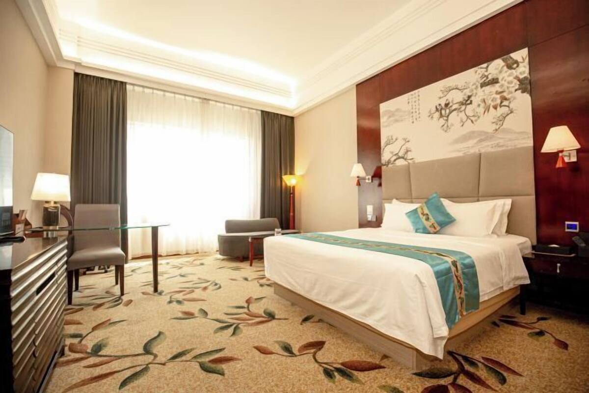 Blackout curtains, free WiFi