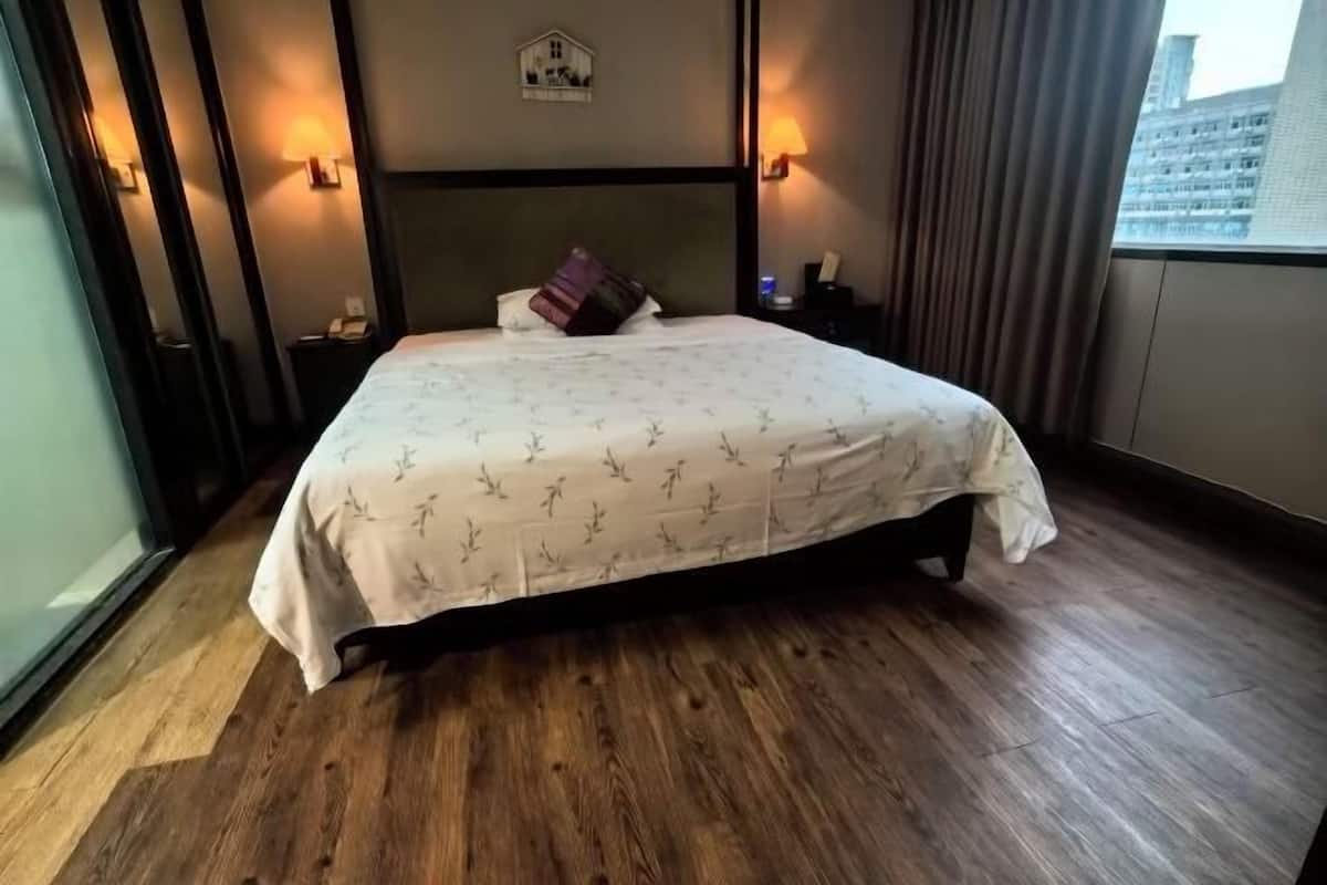 Blackout curtains, free WiFi