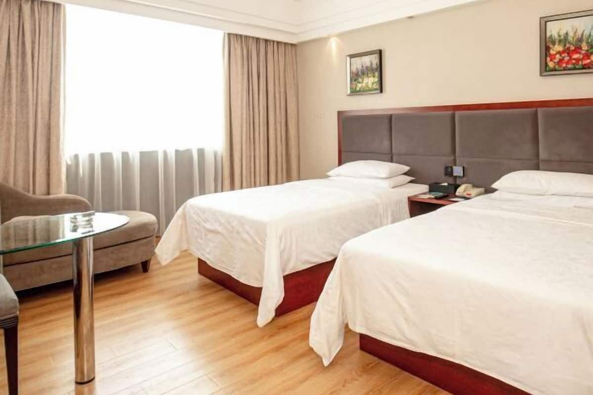 Blackout curtains, free WiFi