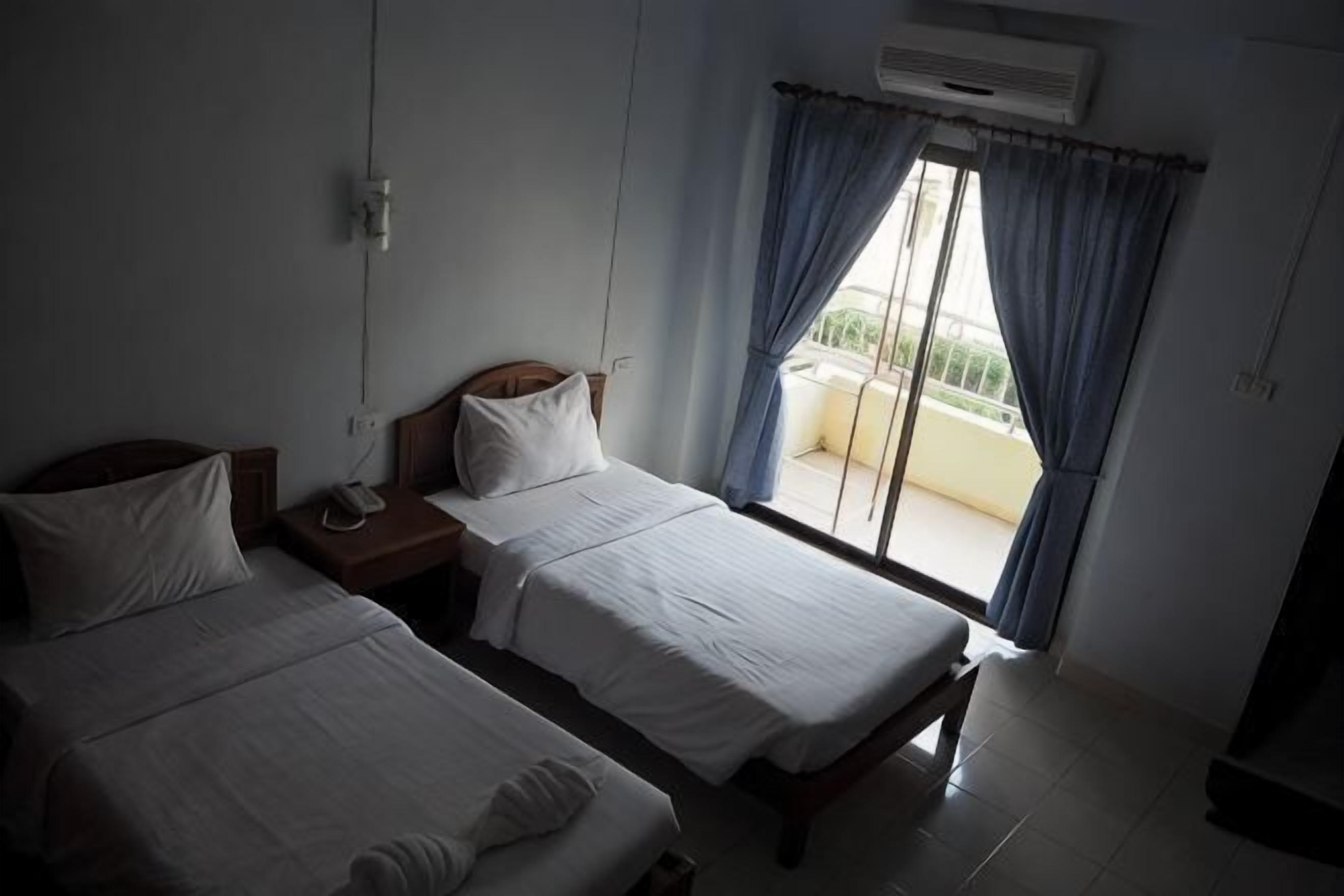 Blackout drapes, rollaway beds, free WiFi