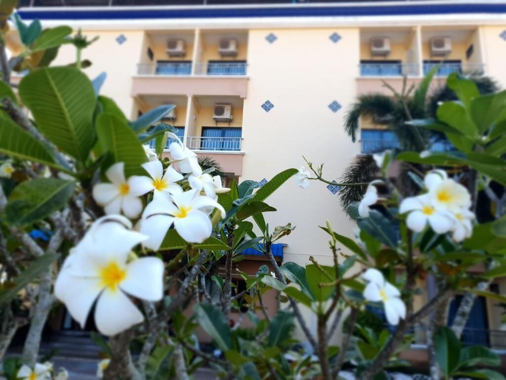 Un edificio con varios balcones y unidades de aire acondicionado.