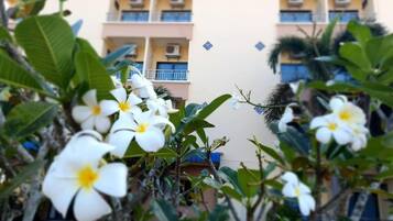 Un edificio con varios balcones y unidades de aire acondicionado.