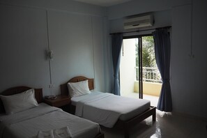 Blackout curtains, rollaway beds, free WiFi - Ritzy House Hotel (Chumphon)
