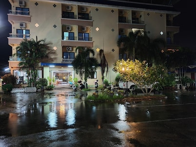 Ritzy House Hotel