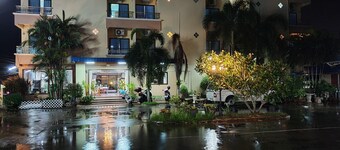 Ritzy House Hotel