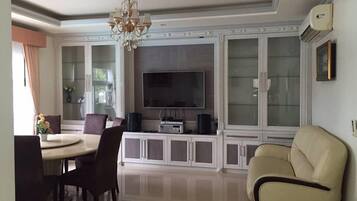 4 Bedrooms with Private Pool Villa | Salle de séjour | Télévision LCD, lecteur de DVD