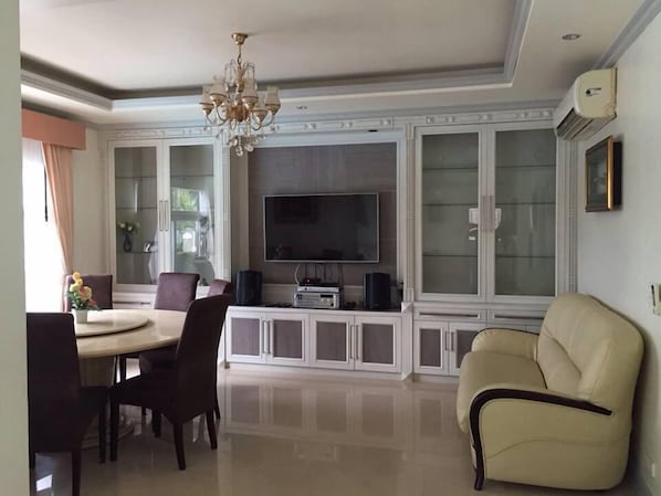 4 Bedrooms with Private Pool Villa | Wohnzimmer | LCD-Fernseher, DVD-Player