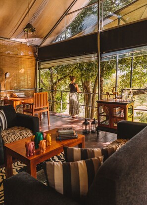 Tienda de campaña panorámica | 1 habitación, ropa de cama de alta calidad y decoración personalizada 