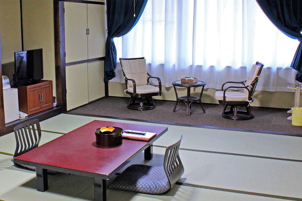 Standardzimmer (Japanese Style, with Shared Bathroom)