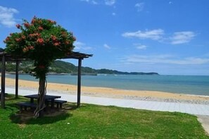 Una spiaggia nelle vicinanze