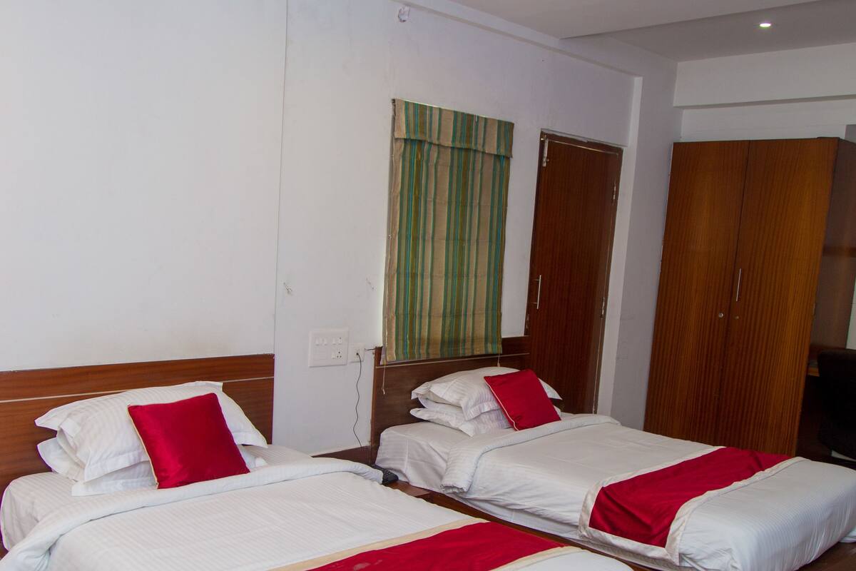 Standard Twin Room | Minibar, desk, laptop workspace, soundproofing