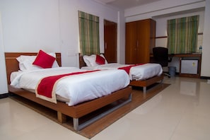 Standard Twin Room | Minibar, desk, laptop workspace, soundproofing