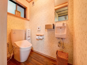 Habitación estándar (Japanese-style) | Baño | Artículos de higiene personal gratuitos, bidé electrónico y toallas