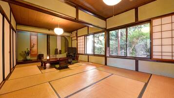 Family Room (Japanese-style) | Living area | Flat-screen TV