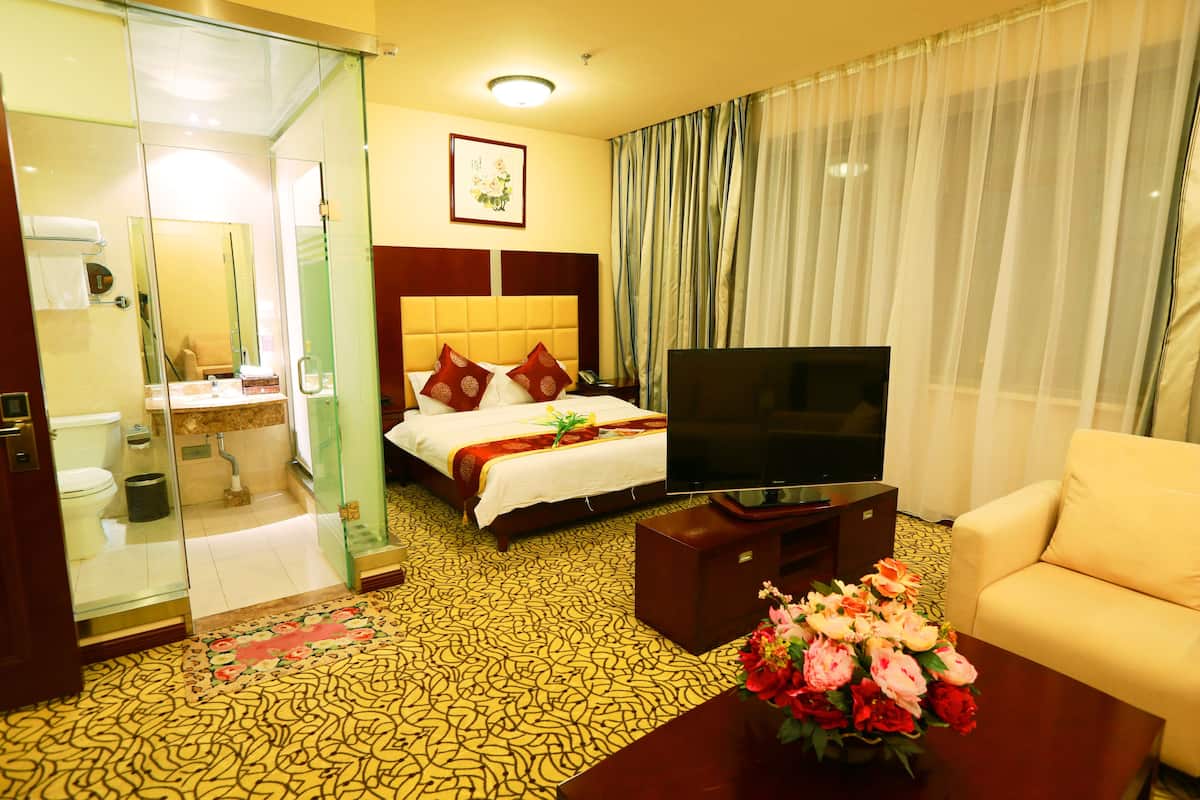 Deluxe Room | Meja, langsir/tirai gelap terus, seterika/papan seterika, Wi-fi percuma