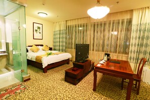 Suite Deluks | Meja kerja, tirai kedap cahaya, setrika/meja setrika, dan Wi-Fi gratis