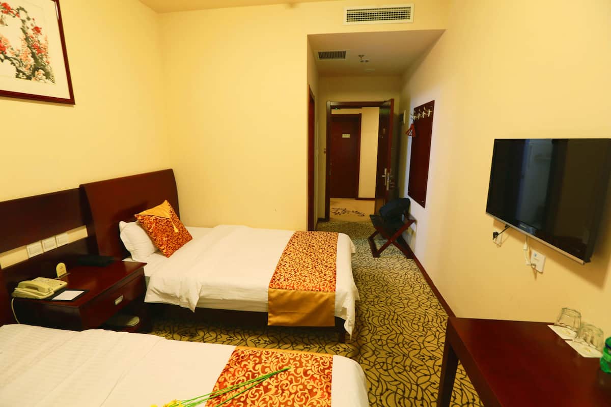Standard Twin Room | Meja, langsir/tirai gelap terus, seterika/papan seterika, Wi-fi percuma