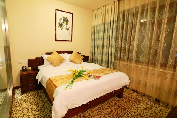 Deluxe-Suite | Schreibtisch, Verdunkelungsvorhänge, Bügeleisen/Bügelbrett