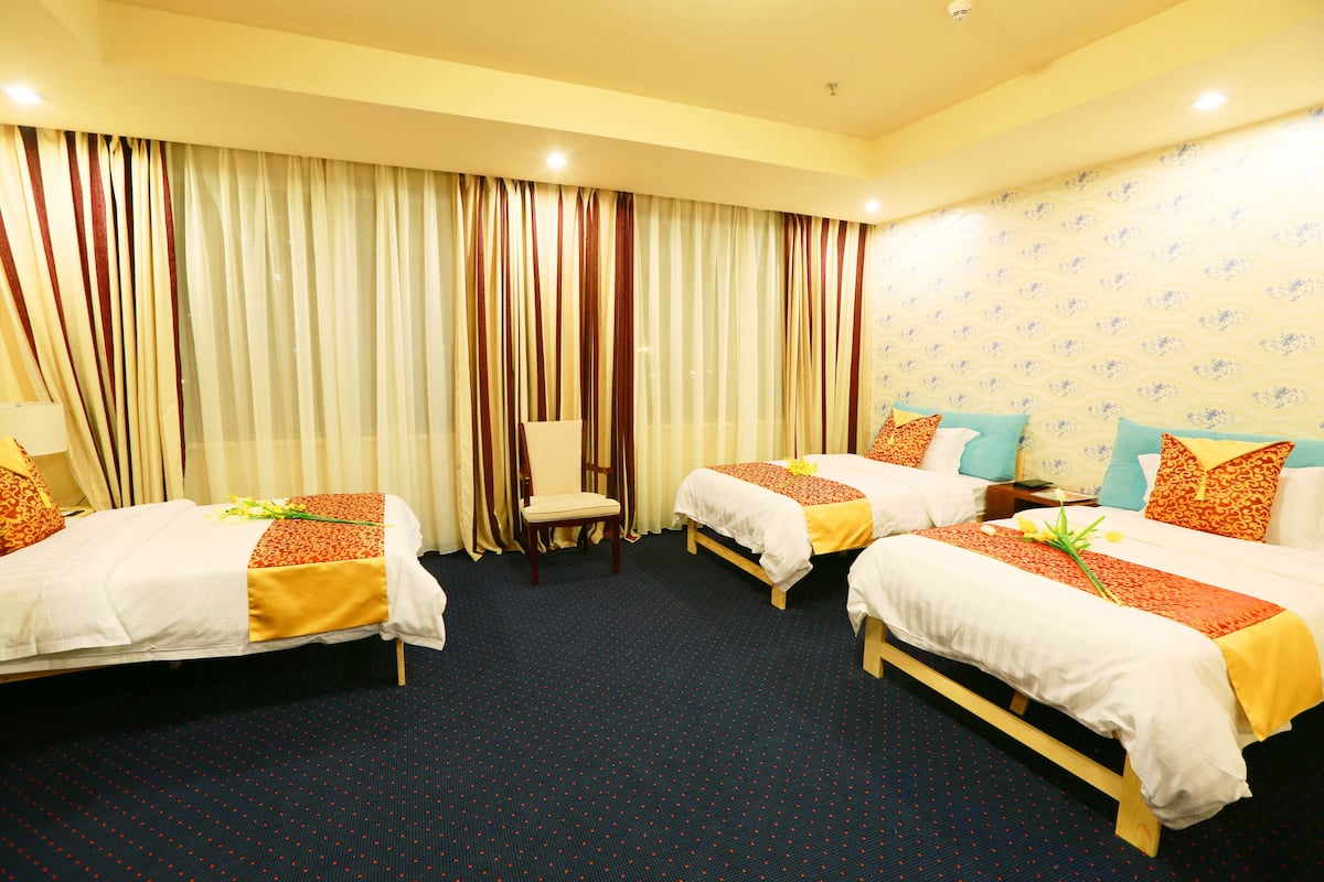 Family Room | Meja, langsir/tirai gelap terus, seterika/papan seterika, Wi-fi percuma