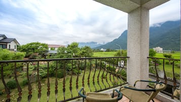 Kamar Quadruple Deluks, 2 Tempat Tidur Double, Bebas Asap Rokok, pemandangan halaman | Balkon