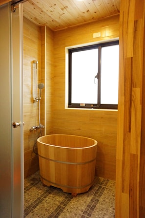 Family Room | Deep soaking bathtub - Celine's B&B (Fenglin)