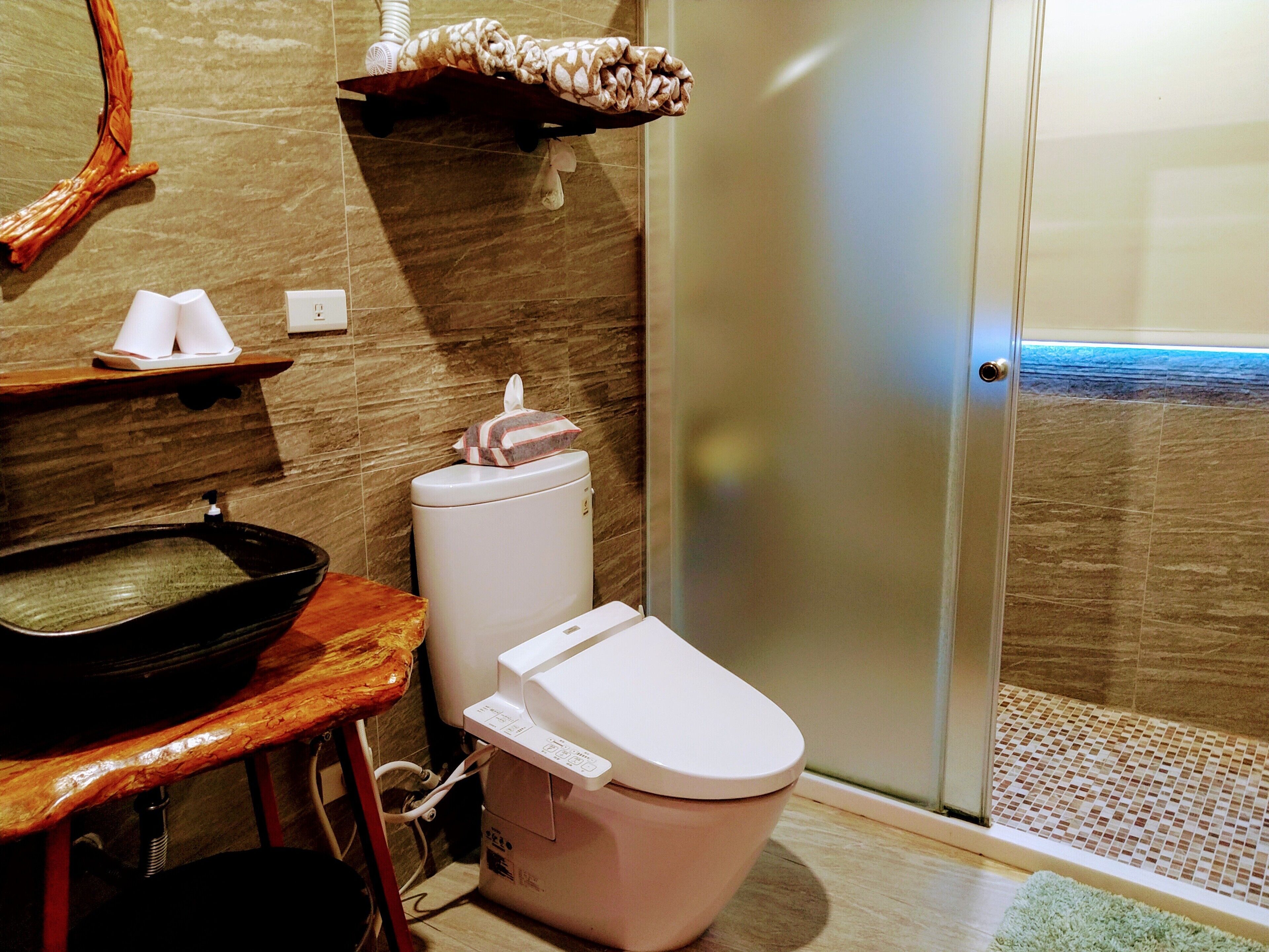 Une salle de bain avec un lavabo, des toilettes et une douche.