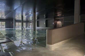 Innendørsbasseng