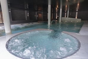 Inomhuspool och solstolar