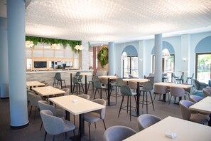 Snack bar - Hotel Real Balneario Carlos III (Trillo)