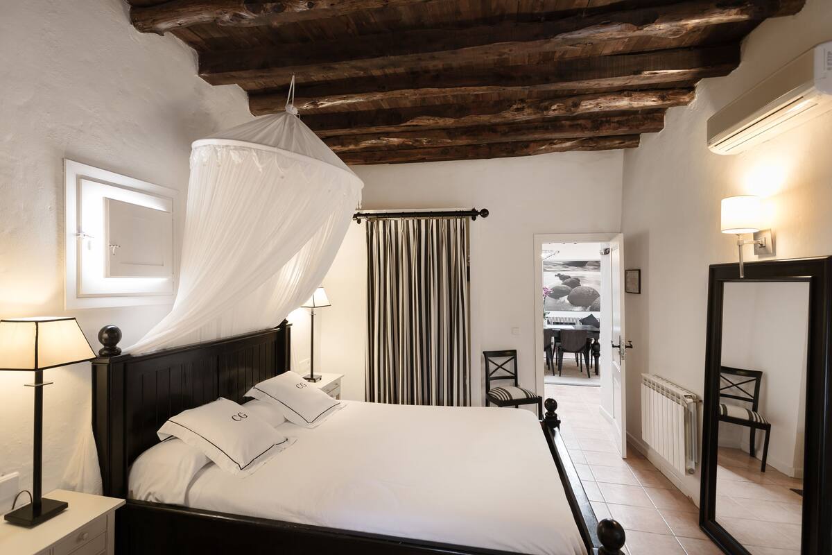 標準雙人房 | 迷你吧、客房內保險箱、書桌、遮光布/窗簾