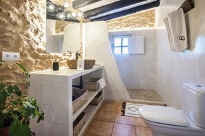 Junior Suite | Bathroom | Bathtub, free toiletries, hair dryer, bathrobes - Agroturismo Can Guillem (Santa Eulalia del Rio)