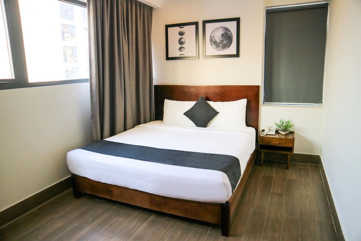 VIP Cozy Room (large room + city view) | Minibaari, tallelokero huoneessa, työpöytä, ilmainen Wi-Fi
