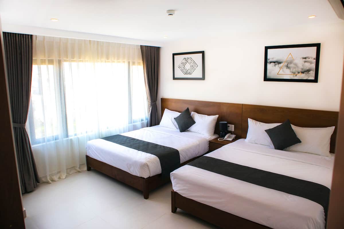 Deluxe Two Queen Beds (large room + city view) | 迷你吧、房內夾萬、書桌、免費 Wi-Fi