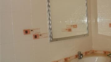 Standard szoba kétszemélyes ággyal | Fürdőszobai mosdókagyló