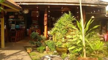 Lunch and dinner served, Thai cuisine