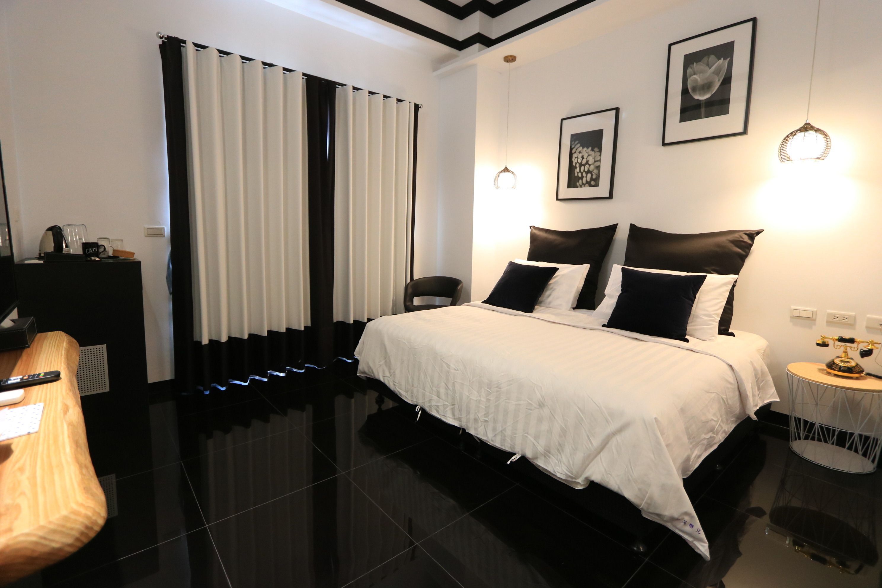 Una habitación de hotel moderna con una cama grande, un escritorio y una silla.