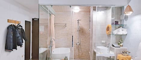 Deluxe Double Room (2) | 1 bedroom, premium bedding, minibar, in-room safe