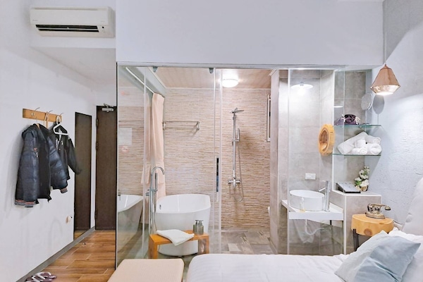 Deluxe Double Room (2) | 1 bedroom, premium bedding, minibar, in-room safe