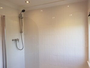 3 dormitorios, cortinas opacas, tabla de planchar con plancha